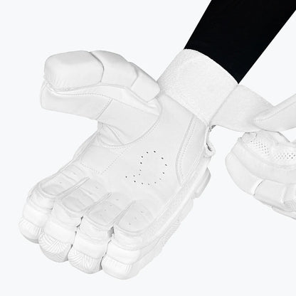 Adult right-handed cricket batting gloves by Cric Studio Canada, featuring protective padding and comfortable fit for male players.