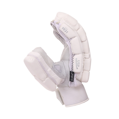Cric Studio Canada SG Hilite Batting Gloves with padded palms and adjustable wrist straps for cricket batting protection.