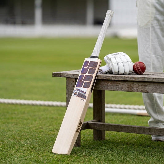 Cricket bat SS C/Bat Master 5000 EW by Cric Studio Canada, showing the wooden blade and handle with grip details